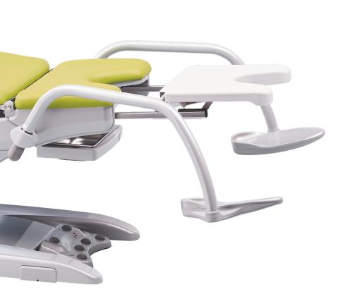 Fußstützen (Paar)mit integriertem Handgriffbügel, pulverbeschichtet inRAL 9006 weißaluminium, schwenk- und feststellbar.Schutzüberzüge aus durchsichtigem Kunststoff fürFußplatten.