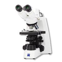 Primostar 3 Mikroskop, Komplettausrüstung mit Stativ, Fixed-Köhler mit 20 mm Sehfeld und Griff, Durchlichtbeleuchtung LED 1W Weißlicht 5700K, Objektivrevolver 4-fach, Kreuztisch 75 x 40 cm, inkl. Objektiven, Staubschutzhülle, 1 Set 